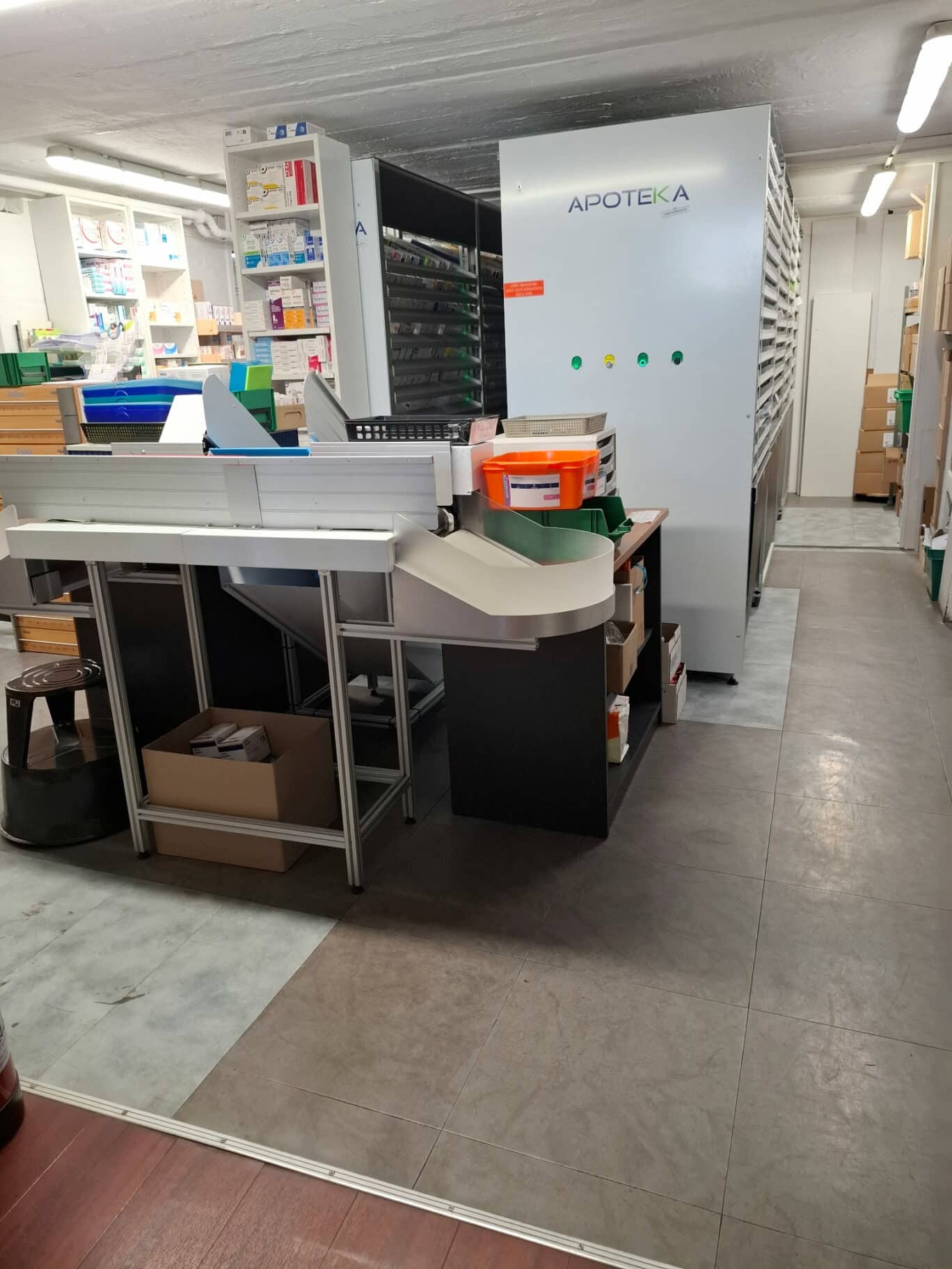 Robot automatisé de distribution des médicaments dans une pharmacie à Saint-Sébastien-sur-Loire