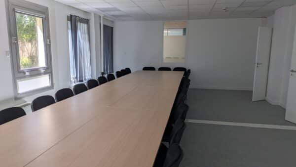 Aménagement d'une salle de réunion dans des locaux professionnels à Nantes