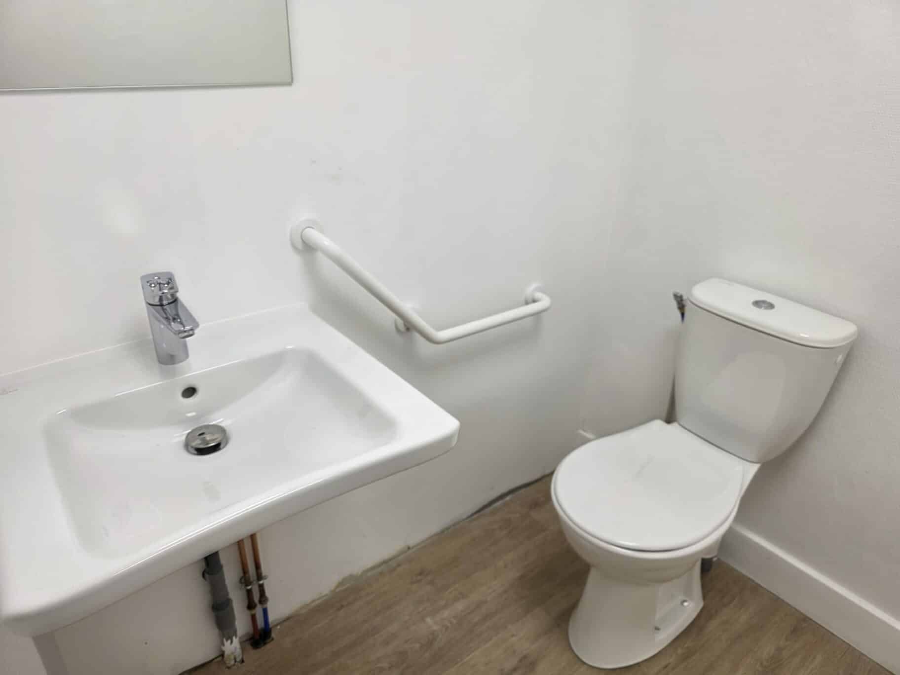 Aménagement d'un WC PMR dans des locaux professionnels à Nantes