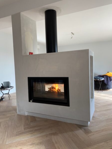 Cheminée double face installée au cœur d'une pièce de vie rénovée à Vertou (44120)