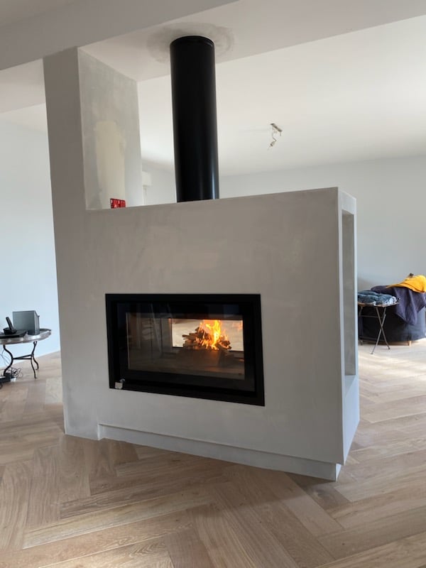 Cheminée double face installée au cœur d'une pièce de vie rénovée à Vertou (44120)