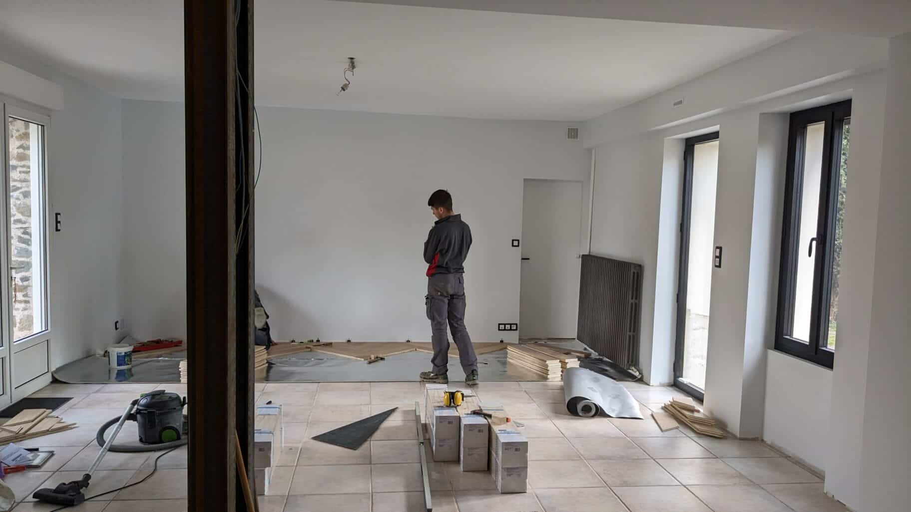 Pose d'un parquet en bâton rompu dans une pièce de vie
